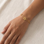 Pulsera Copo de nieve dorada puesta