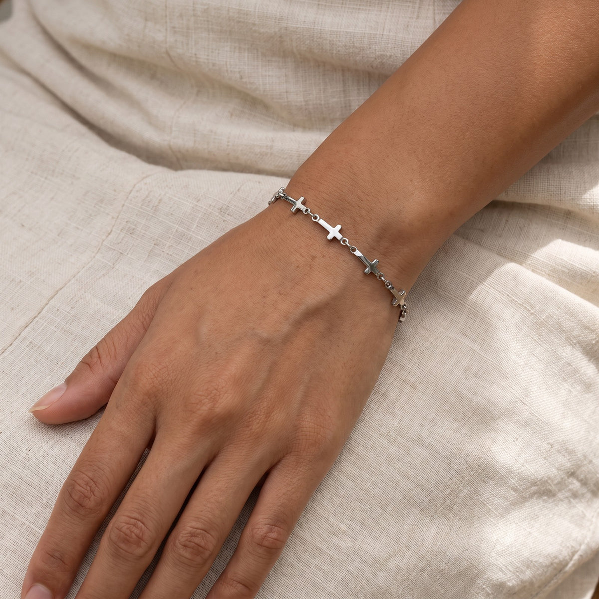 Pulsera Cruces plateada puesta