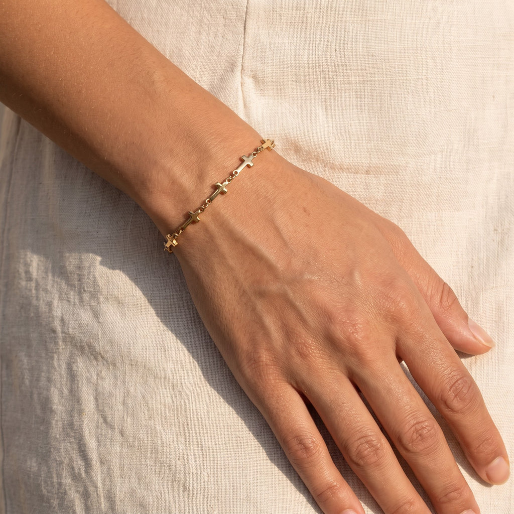 Pulsera Cruces dorada puesta