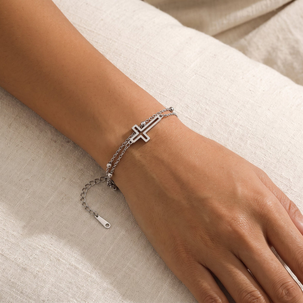 Pulsera Cruz plateada puesta