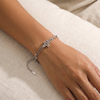 Pulsera Cruz plateada puesta