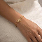 Pulsera Cruz dorada puesta