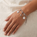 Pulsera Cubana plateada puesta con charms Camille