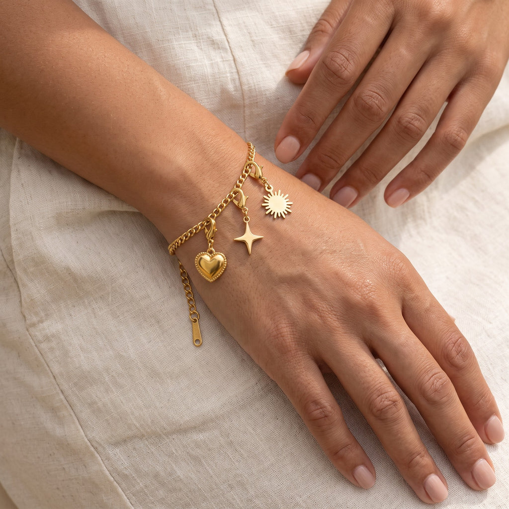 Pulsera Cubana dorada puesta con charms Camille