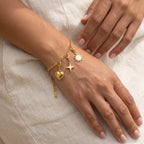 Pulsera Cubana dorada puesta con charms Camille