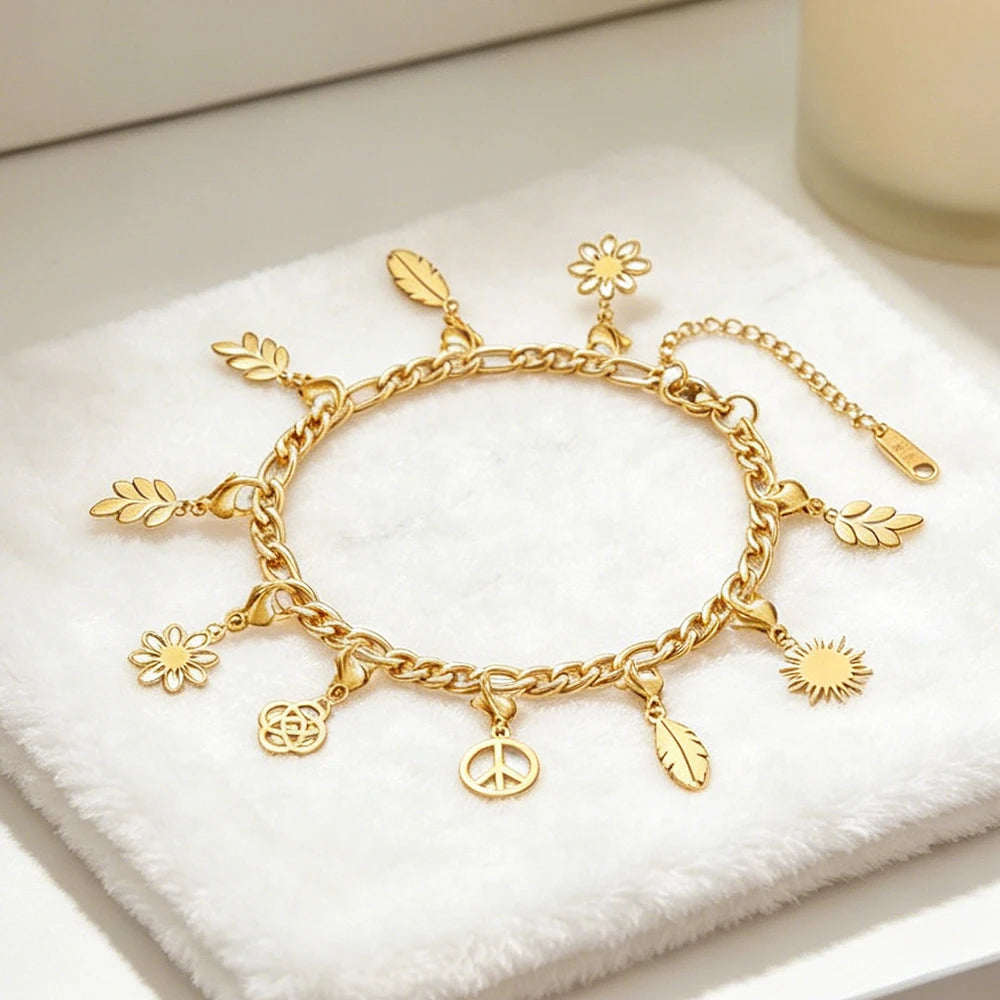 Pulsera Fígaro con charms dorados calados