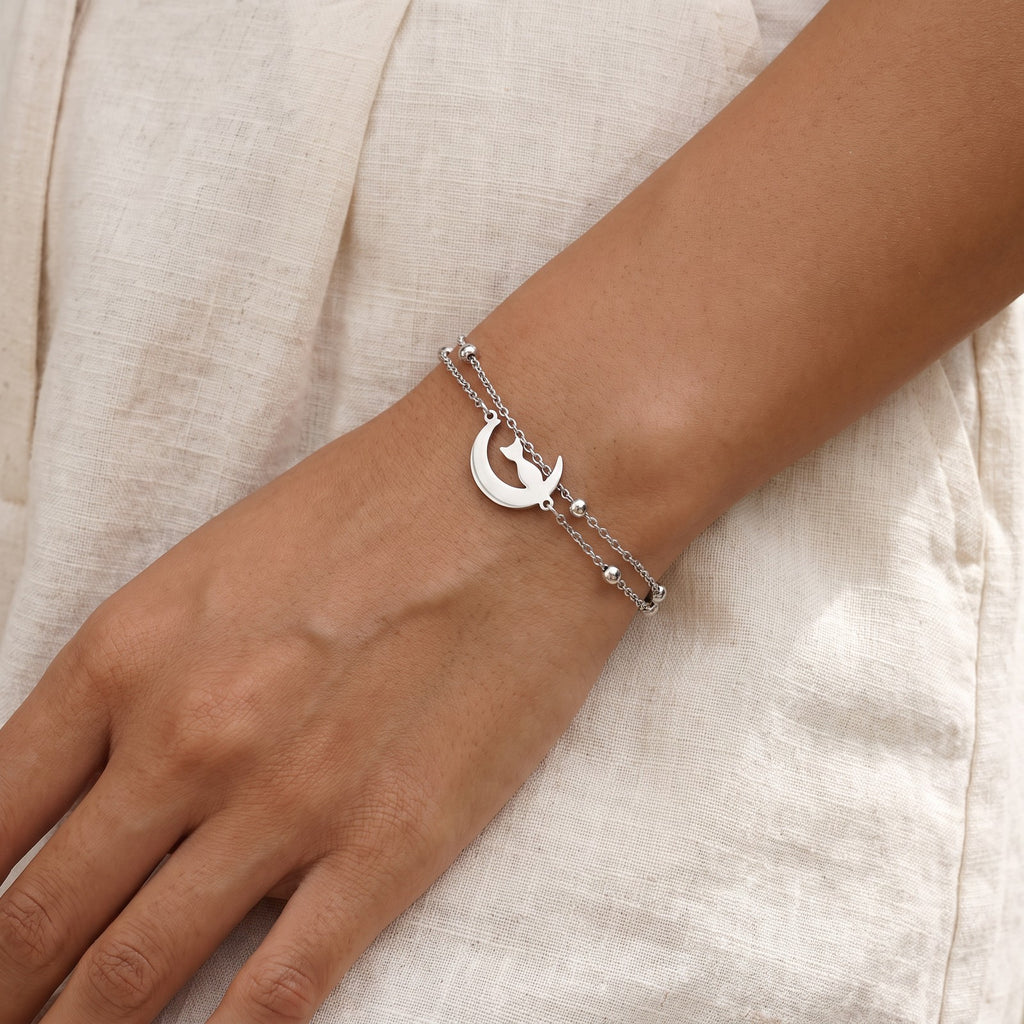 Pulsera Gato en la luna plateada puesta