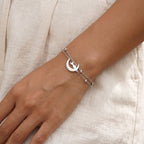Pulsera Gato en la luna plateada puesta