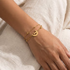 Pulsera Gato en la luna dorada puesta