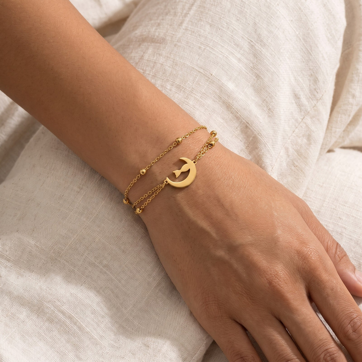 Pulsera Gato en la luna dorada puesta