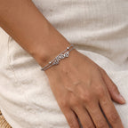 Pulsera Huellitas plateada puesta