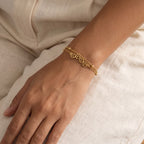Pulsera Huellitas dorada puesta