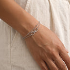 Pulsera Infinito plateada puesta