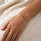 Pulsera Infinito dorada puesta