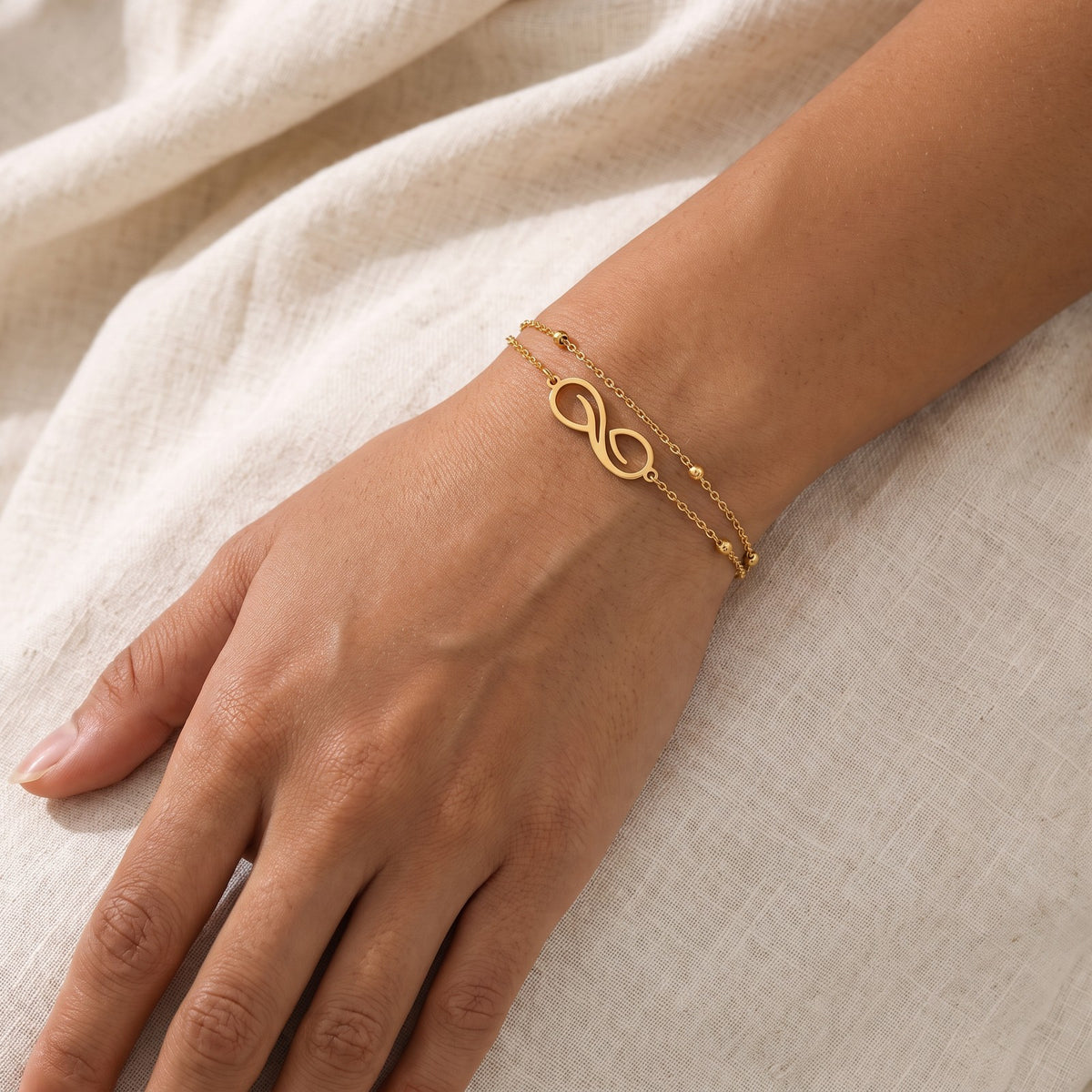Pulsera Infinito dorada puesta