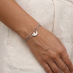 Pulsera Luna y estrella plateada puesta