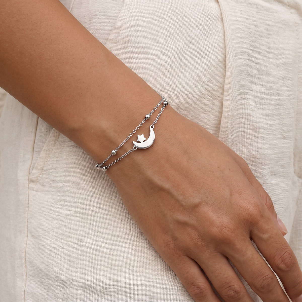 Pulsera Luna y estrella plateada puesta