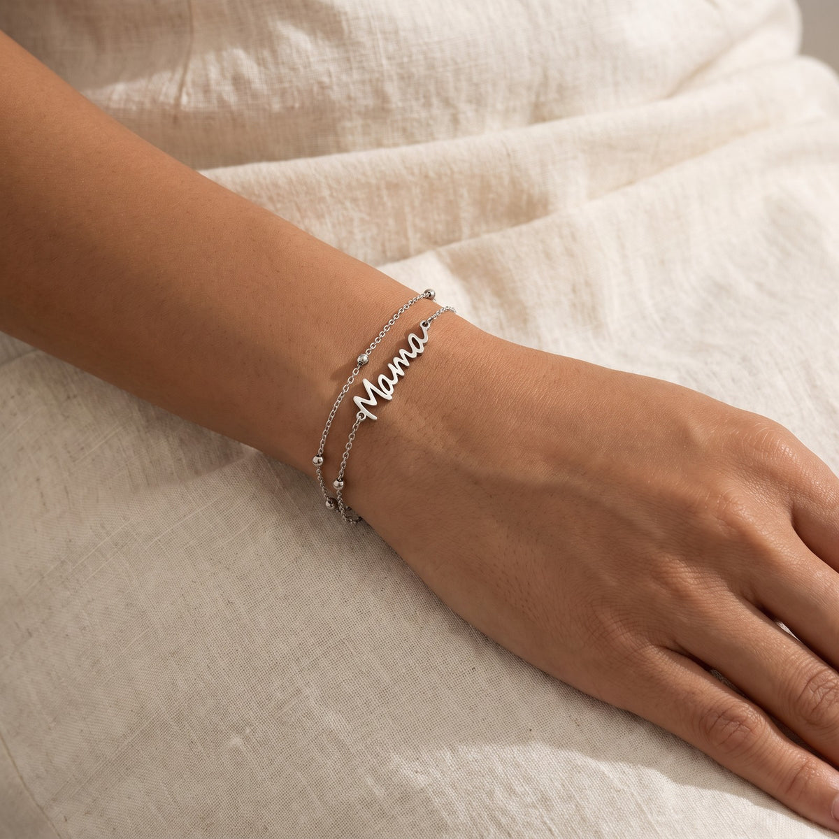 Pulsera Mamá plateada puesta