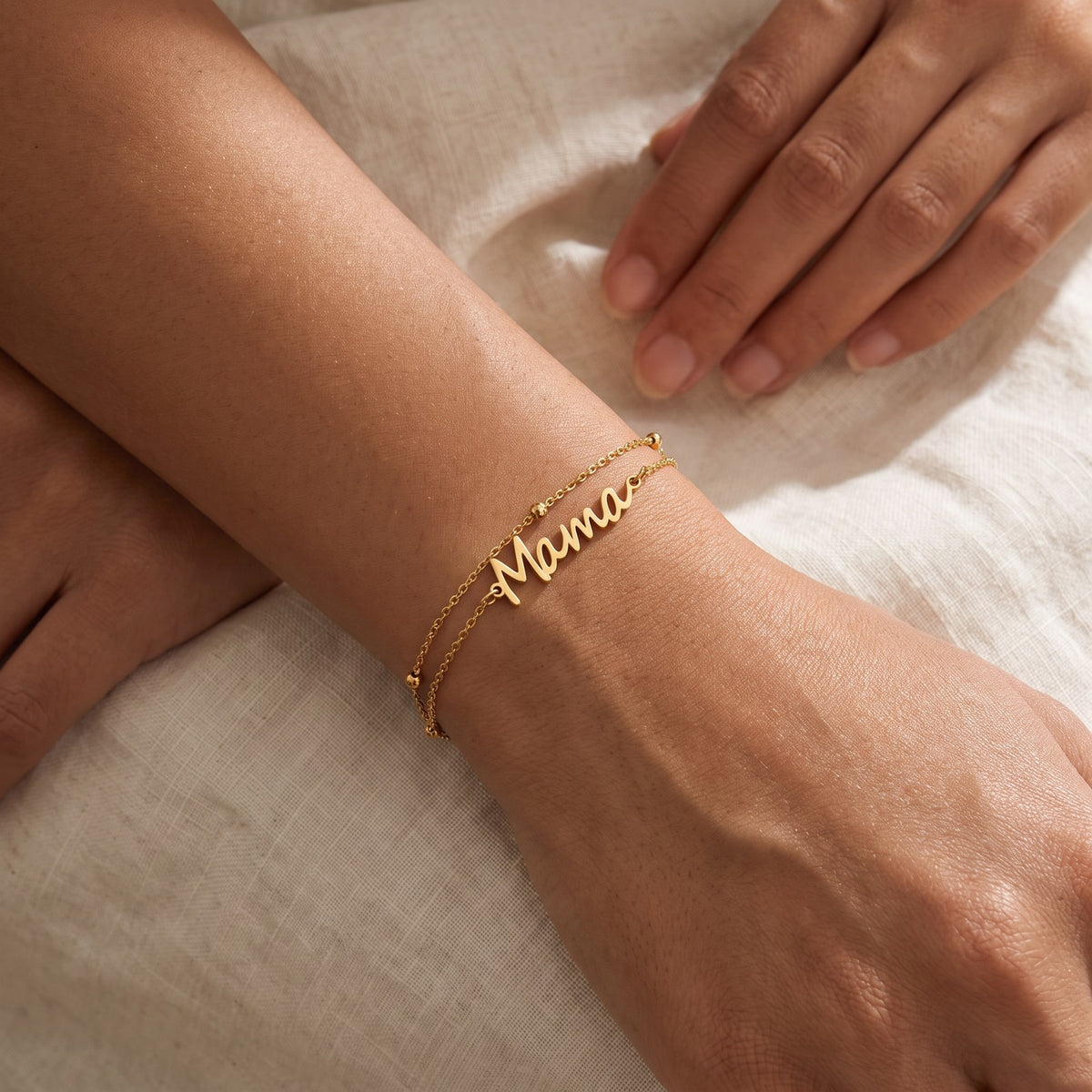Pulsera Mamá dorada puesta