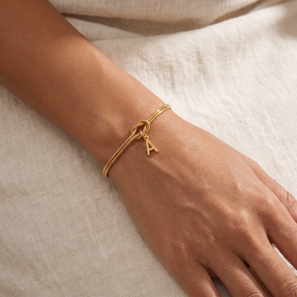 Pulsera Nudo con inicial dorada puesta
