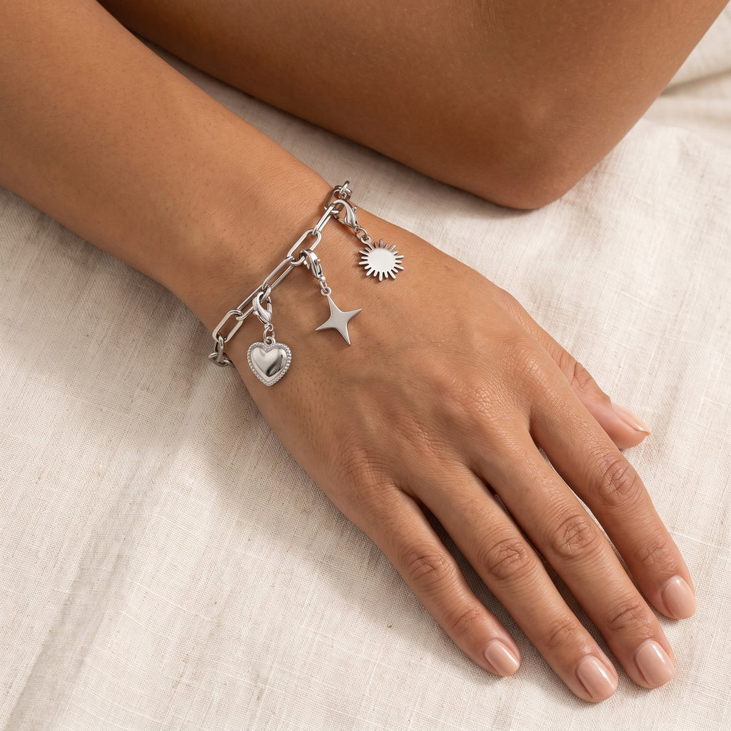 Pulsera Paperclip plateada puesta con charms Camille