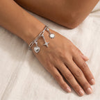 Pulsera Paperclip plateada puesta con charms Camille