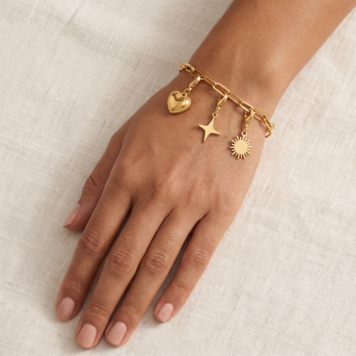 Pulsera Paperclip dorada puesta con charms Camille
