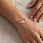 Pulsera Pluma plateada puesta