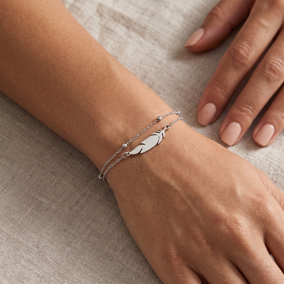 Pulsera Pluma plateada puesta