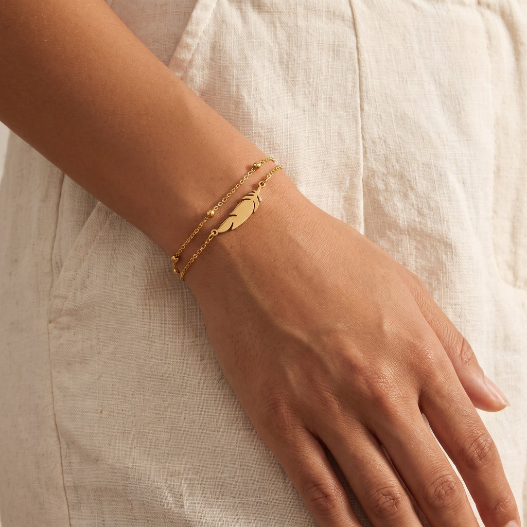 Pulsera Pluma dorada puesta
