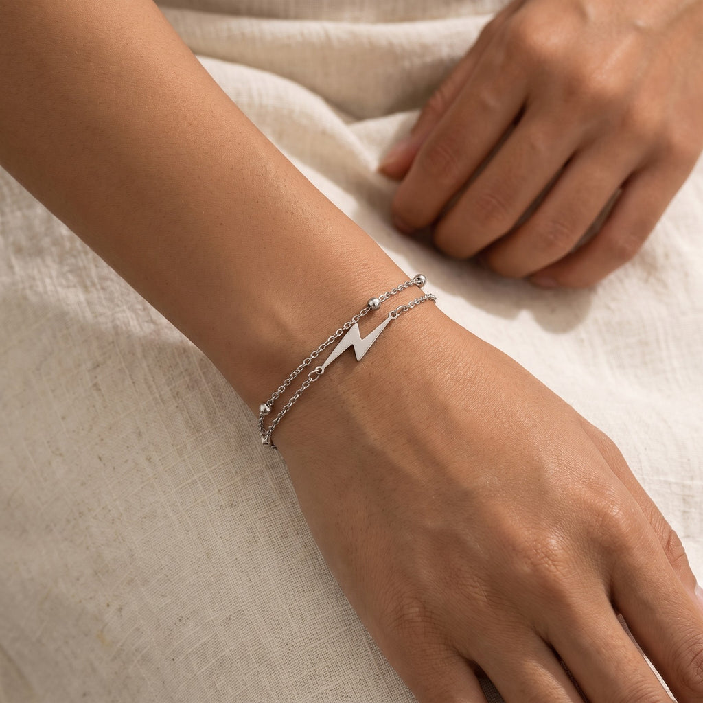 Pulsera Rayo plateada puesta