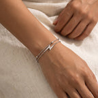 Pulsera Rayo plateada puesta