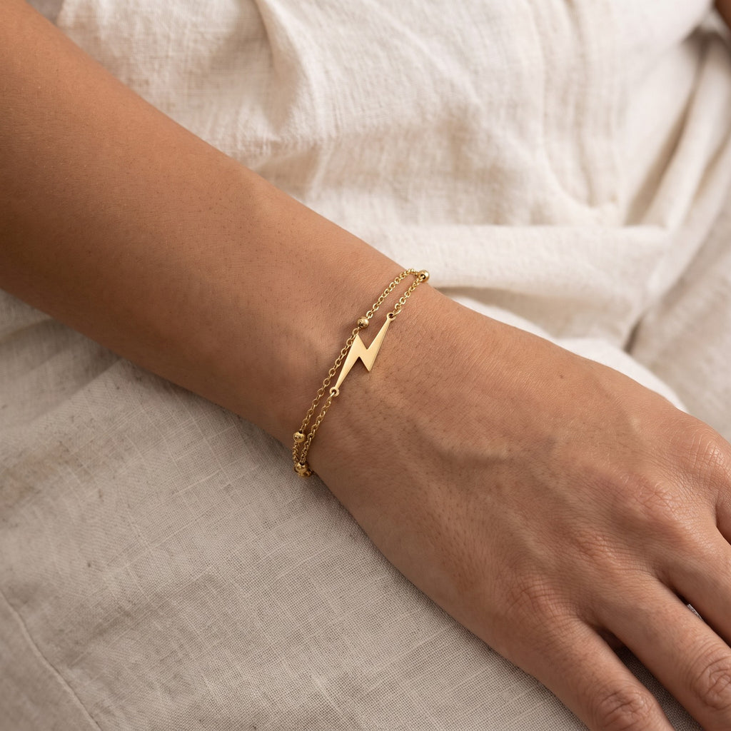 Pulsera Rayo dorada puesta