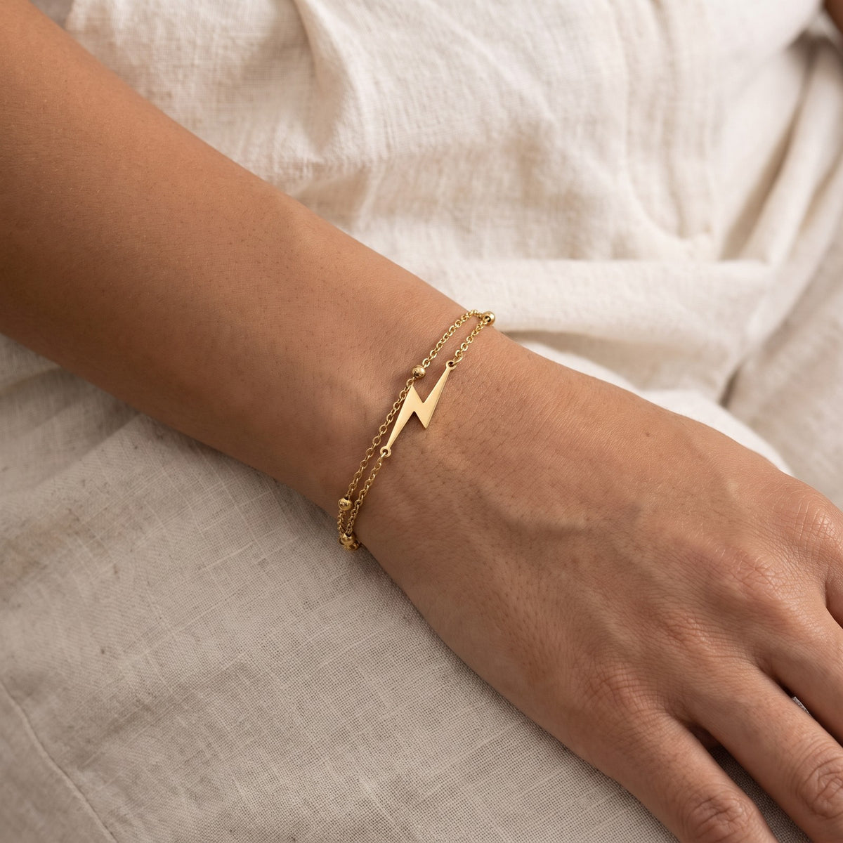Pulsera Rayo dorada puesta