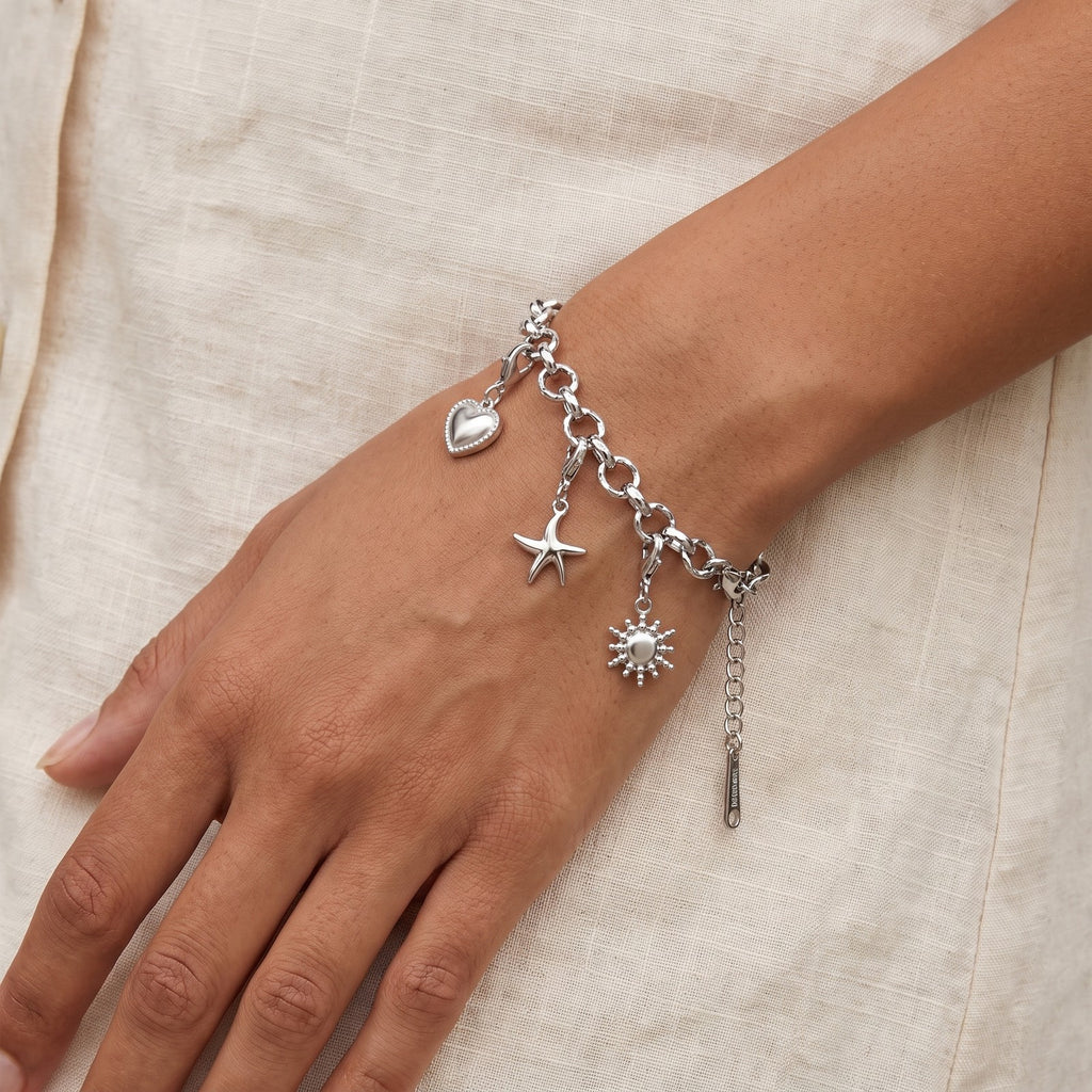Pulsera Rolo plateada puesta con charms Camille