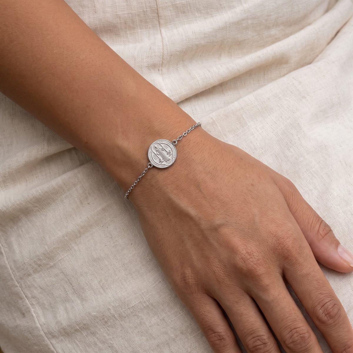 Pulsera San Benito plateada puesta