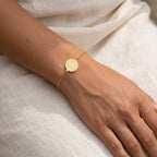 Pulsera San Benito dorada puesta