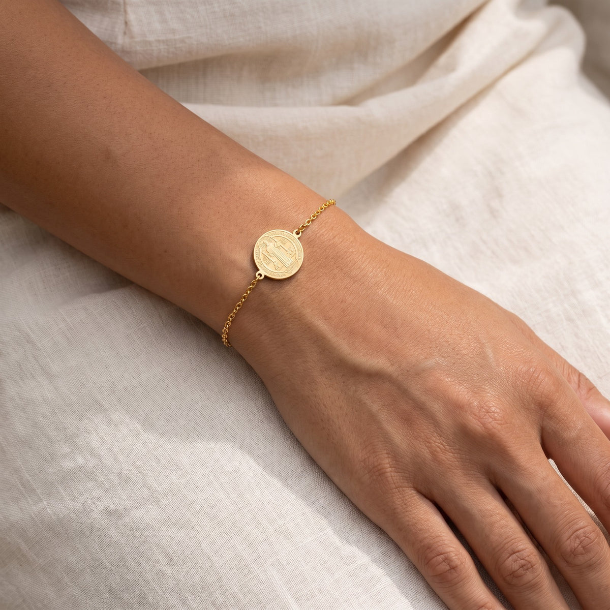 Pulsera San Benito dorada puesta