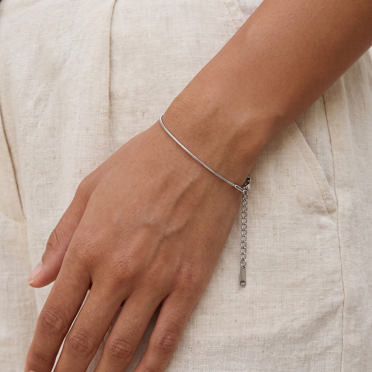 Pulsera Serpiente fina plateada puesta