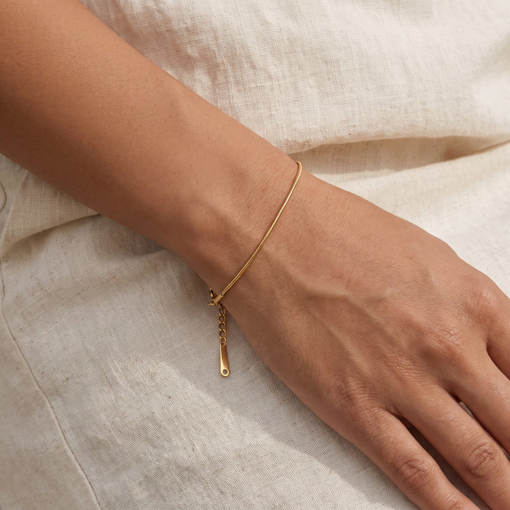 Pulsera Serpiente fina dorada puesta