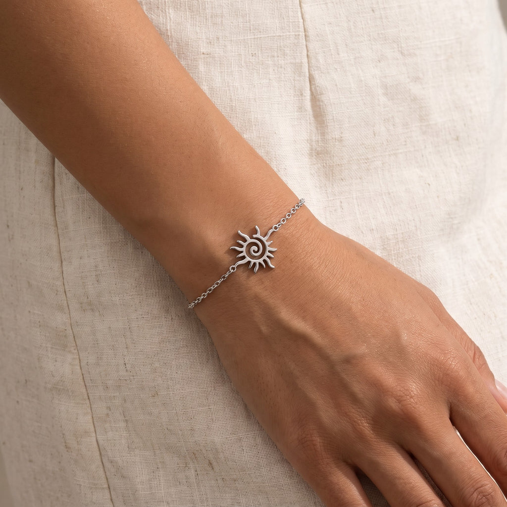 Pulsera Sol espiral plateada puesta