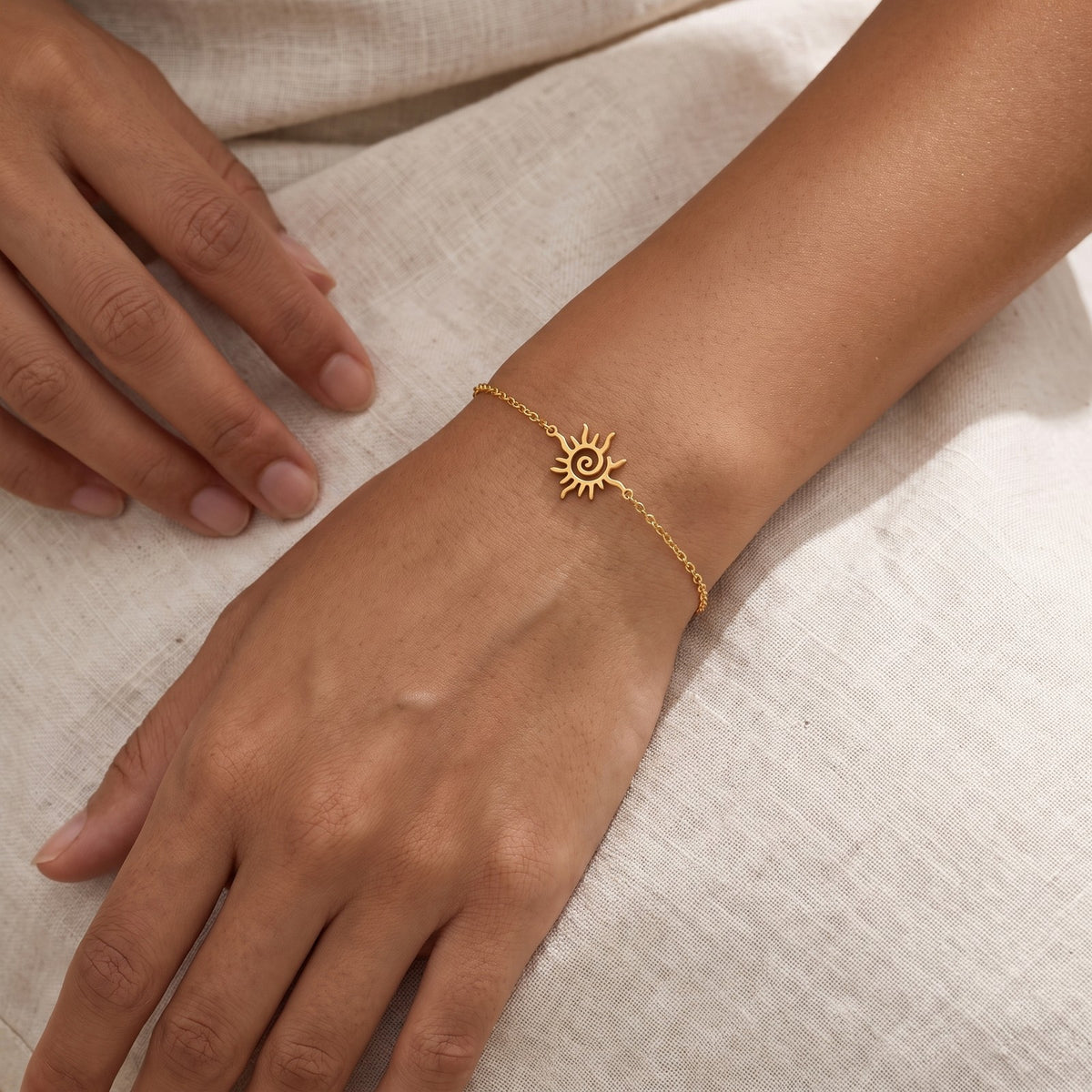 Pulsera Sol espiral dorada puesta