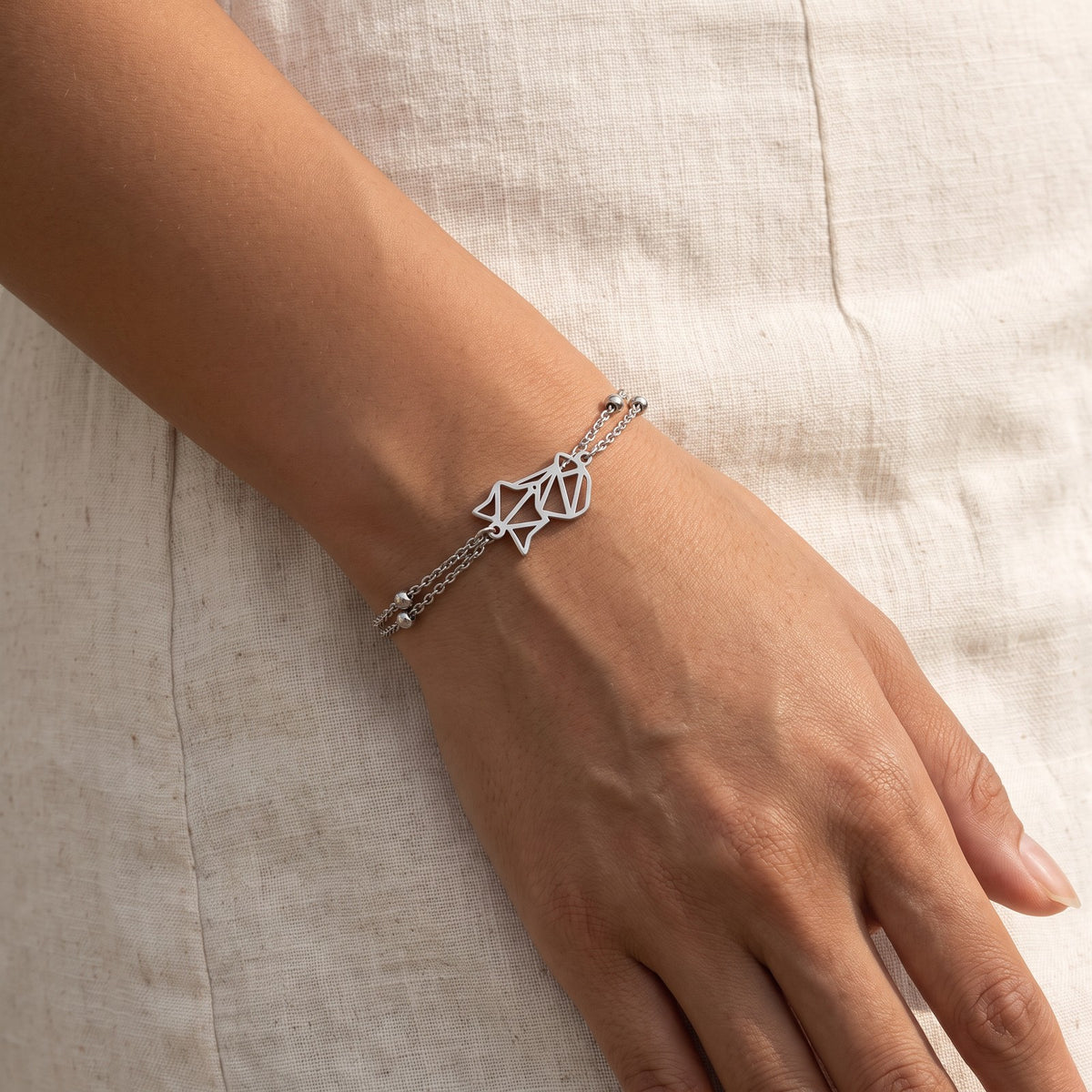 Pulsera Zorrito plateada puesta