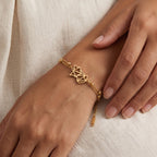 Pulsera Zorrito dorada puesta
